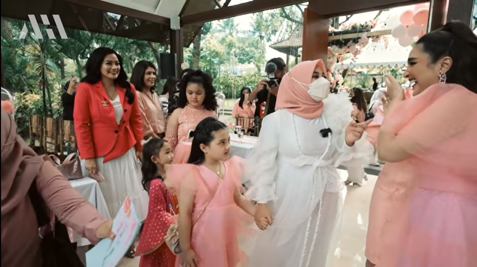 11 Potret kejutan baby shower Aurel Hermansyah, konsepnya serba pink