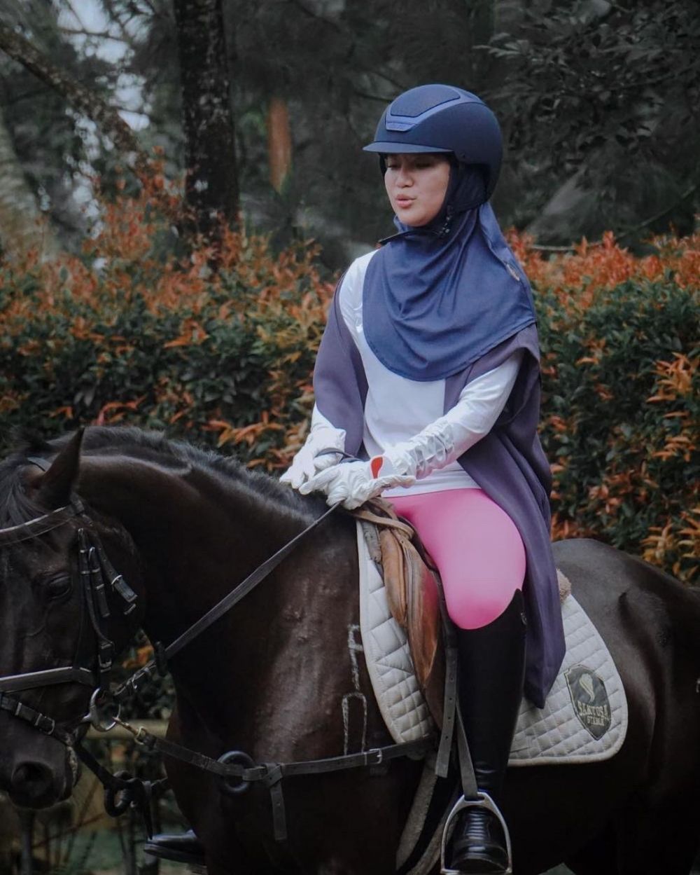 Gaya 9 seleb berhijab saat berkuda, tampil memukau