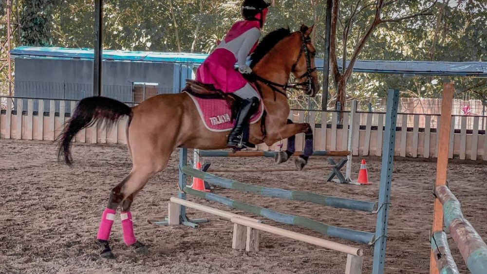 Gaya 9 seleb berhijab saat berkuda, tampil memukau