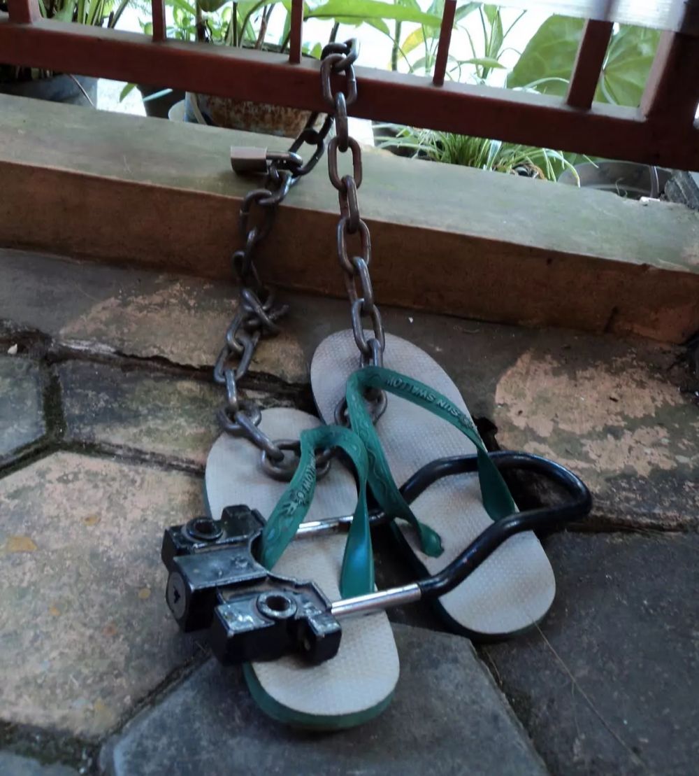 17 Cara lucu amankan sandal ini kreatifnya bikin geleng kepala