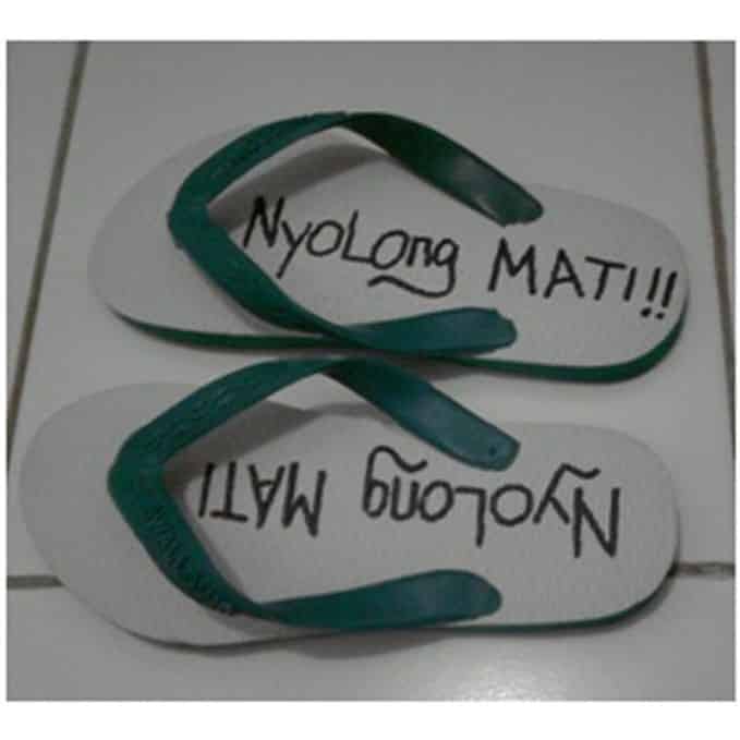 17 Cara lucu amankan sandal ini kreatifnya bikin geleng kepala