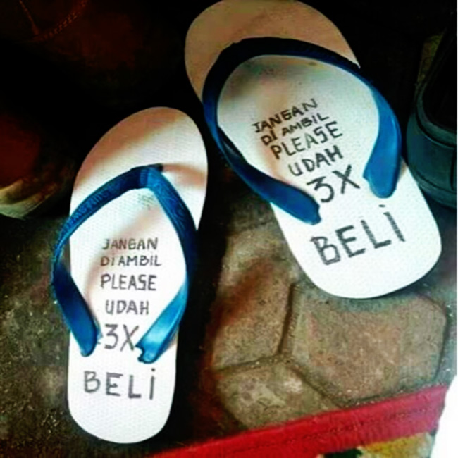 17 Cara lucu amankan sandal ini kreatifnya bikin geleng kepala