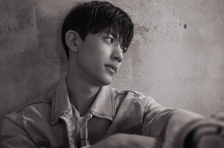 9 Potret BW Park Solomon 'All of Us Are Dead', karismatik pakai jas