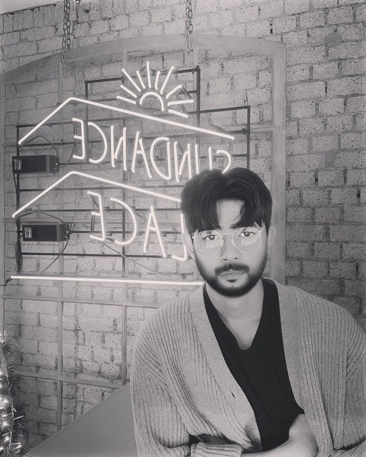 9 Potret BW Park Solomon 'All of Us Are Dead', karismatik pakai jas