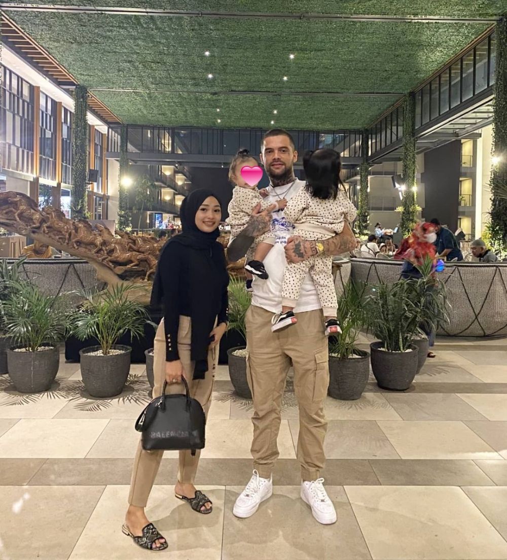 9 Potret terbaru Diego Michiels bareng istri, bakal tambah momongan?