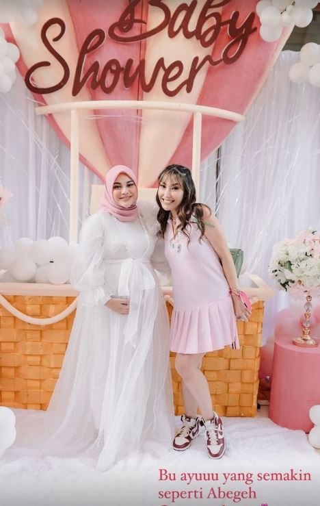 Gaya 9 seleb di baby shower Aurel Hermansyah, Nagita Slavina elegan