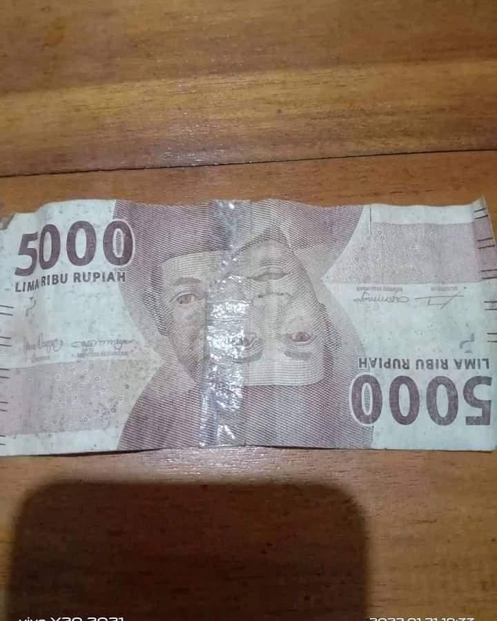 11 Cara nyeleneh benerin uang robek, kocaknya nggak ada lawan