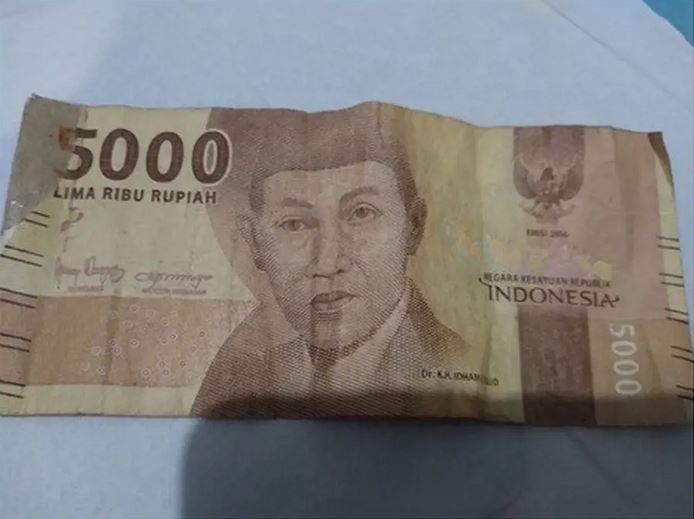 11 Cara nyeleneh benerin uang robek, kocaknya nggak ada lawan