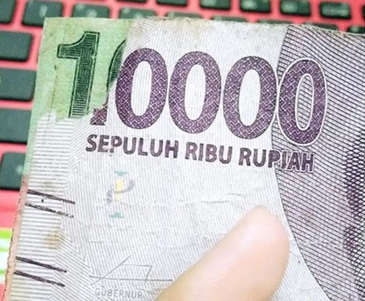 11 Cara nyeleneh benerin uang robek, kocaknya nggak ada lawan