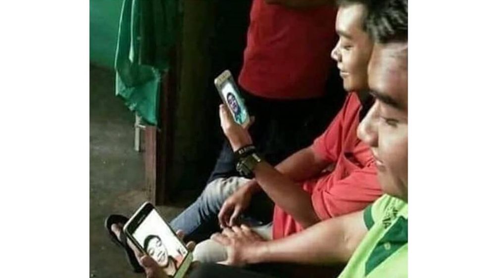 11 Potret lucu orang saat pakai HP ini nyelenehnya bikin geleng kepala
