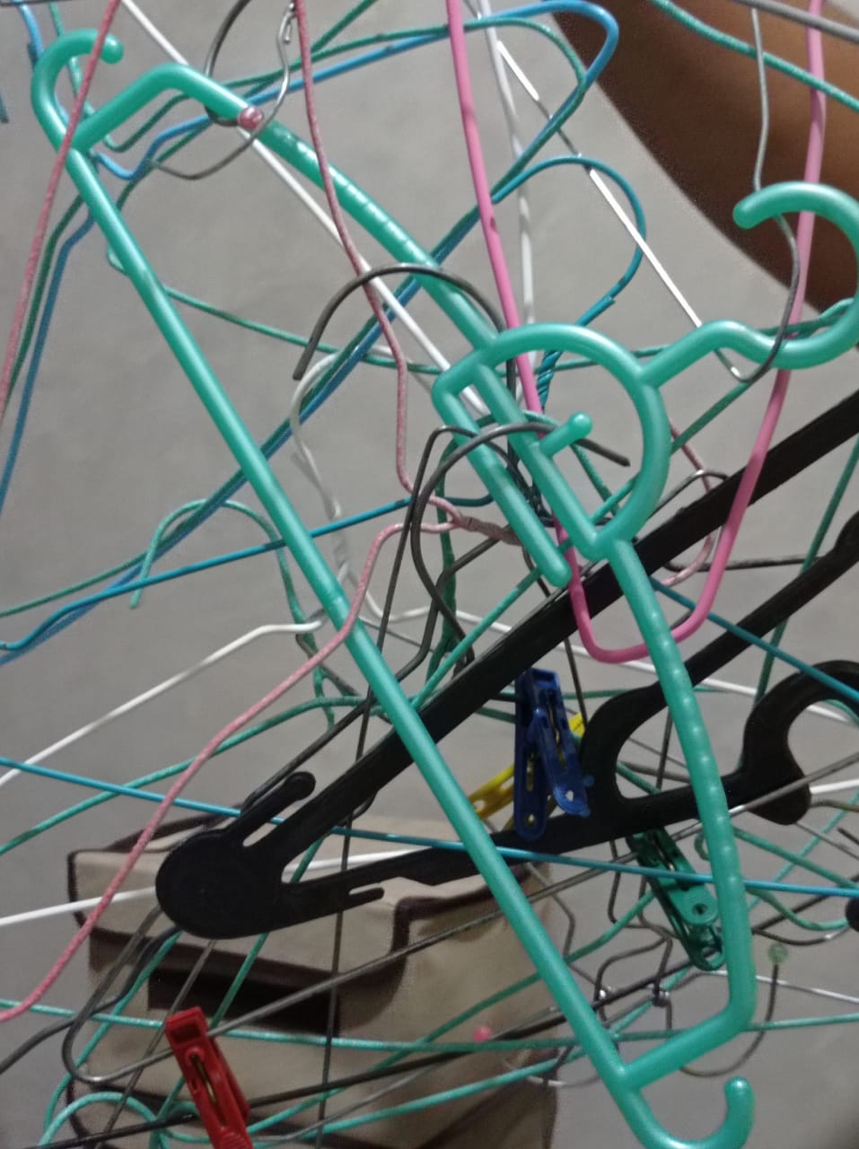 7 Potret apes benda kusut ini bikin ngelus dada, ruwet banget