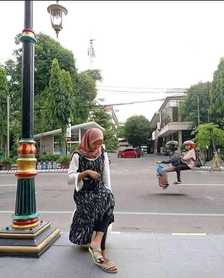 11 Momen lucu orang lagi boncengan, ada-ada aja caranya