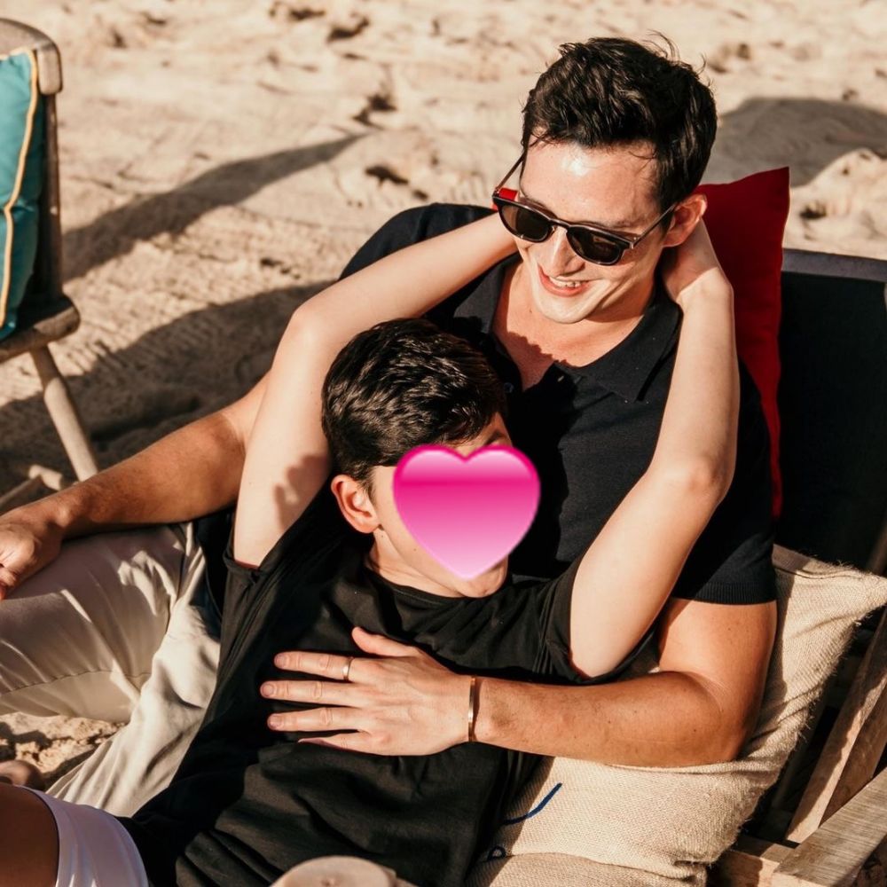 Momen 10 seleb blasteran saat momong anak, disebut hot daddy