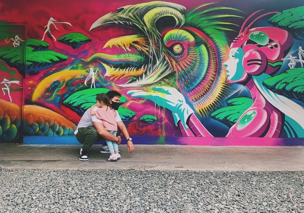 Momen 10 seleb blasteran saat momong anak, disebut hot daddy