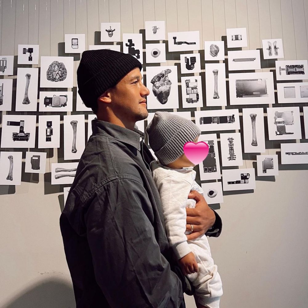 Momen 10 seleb blasteran saat momong anak, disebut hot daddy