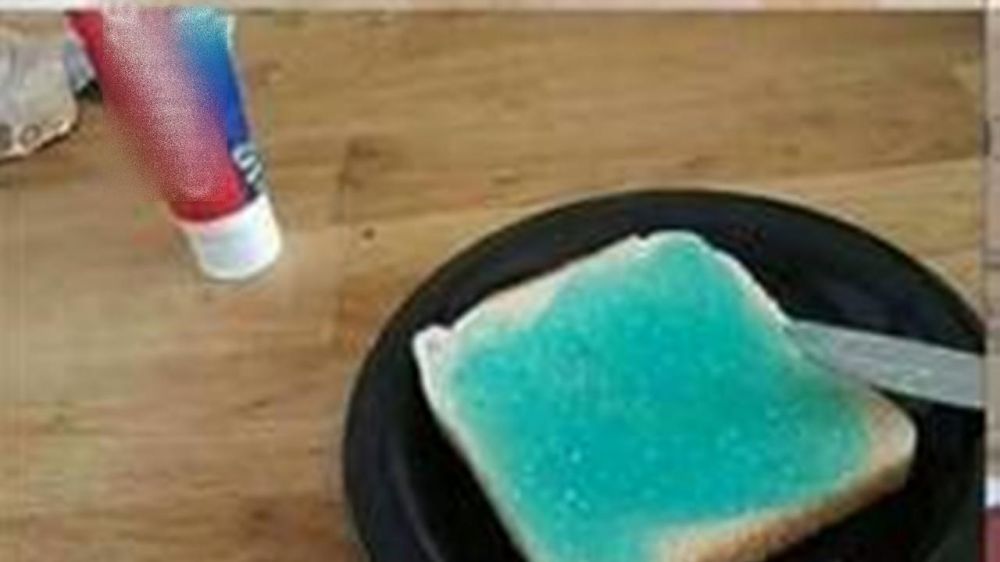 15 Cara orang makan roti yang nyelenehnya bikin heran banget