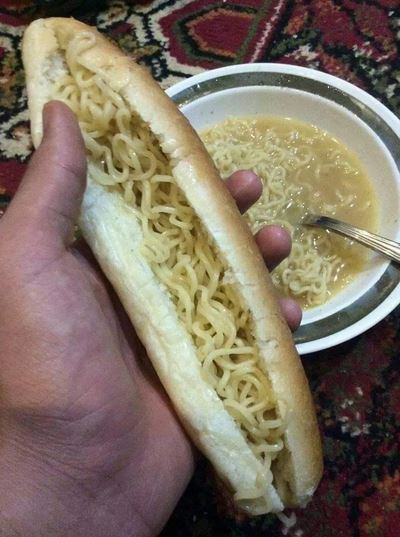 15 Cara orang makan roti yang nyelenehnya bikin heran banget