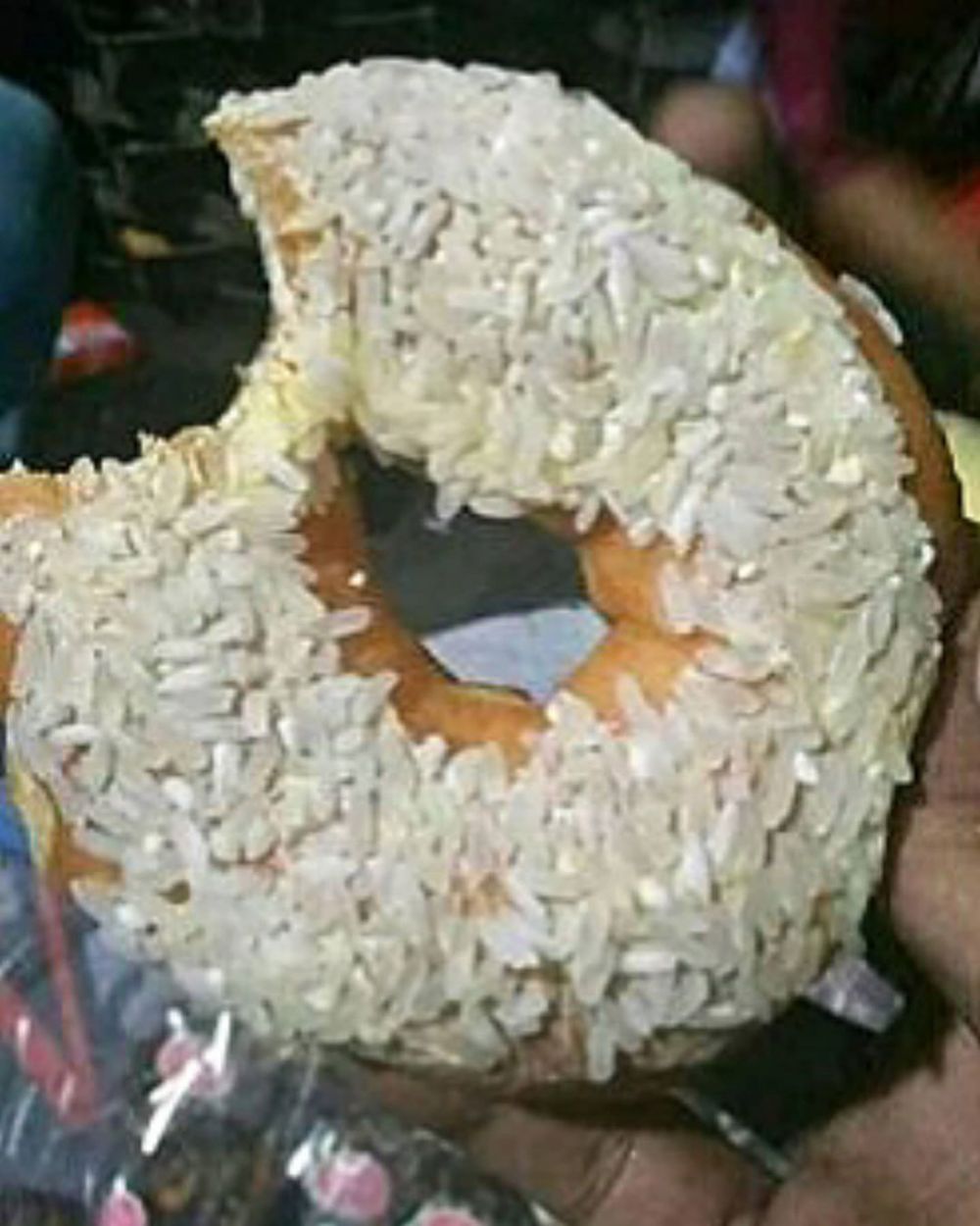 15 Cara orang makan roti yang nyelenehnya bikin heran banget