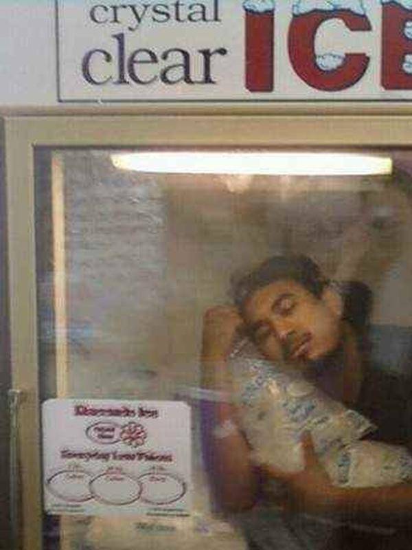 13 Potret lucu orang betah ngadem, tingkahnya kocak banget