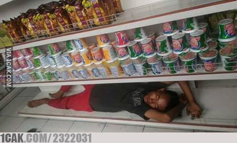 13 Potret lucu orang betah ngadem, tingkahnya kocak banget