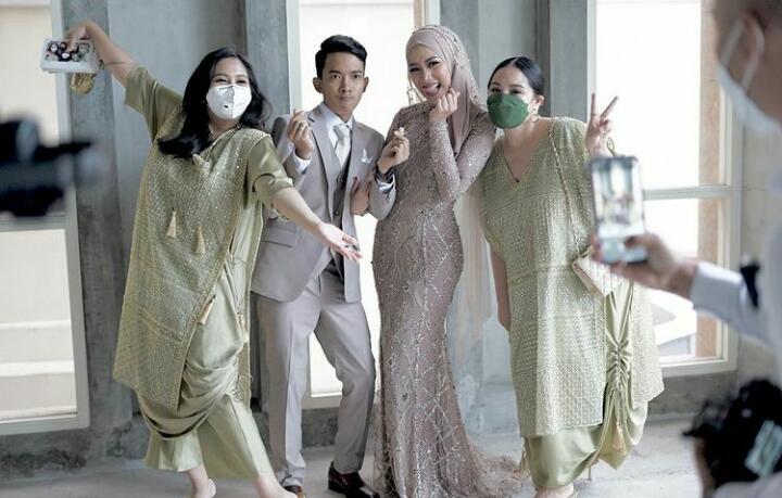 11 Potret Nagita Slavina di pernikahan sepupu, harga heelsnya disorot