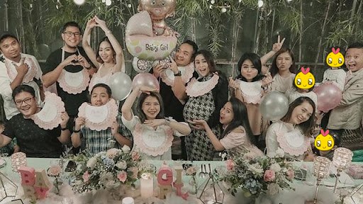 Momen baby shower 11 penyanyi, Aurel Hermansyah elegan bernuansa pink