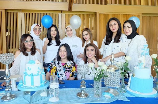 Momen baby shower 11 penyanyi, Aurel Hermansyah elegan bernuansa pink