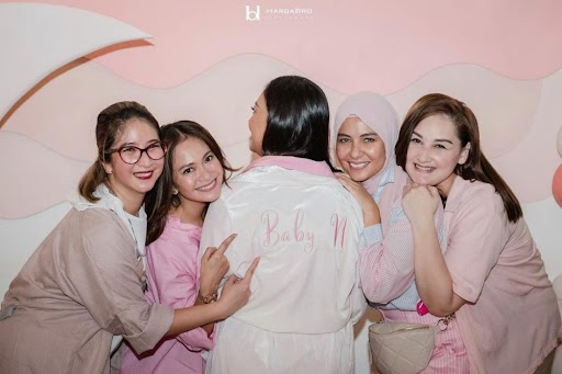 Momen baby shower 11 penyanyi, Aurel Hermansyah elegan bernuansa pink