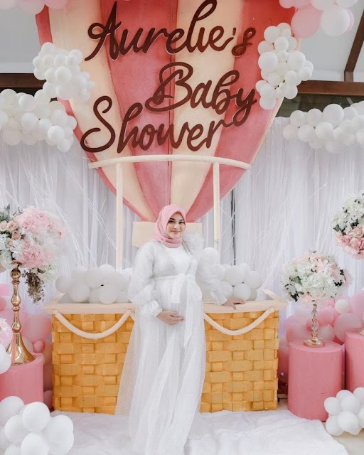Momen baby shower 11 penyanyi, Aurel Hermansyah elegan bernuansa pink