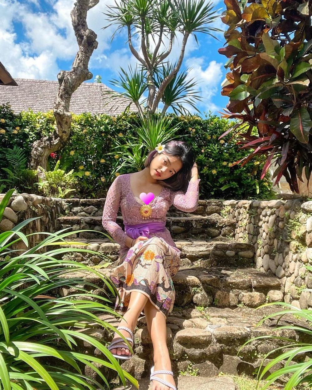 Biasa tampil kekinian, 7 potret Fuji pakai baju adat ini tuai pujian