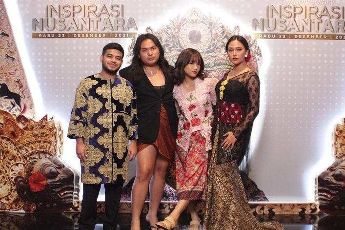 Biasa tampil kekinian, 7 potret Fuji pakai baju adat ini tuai pujian