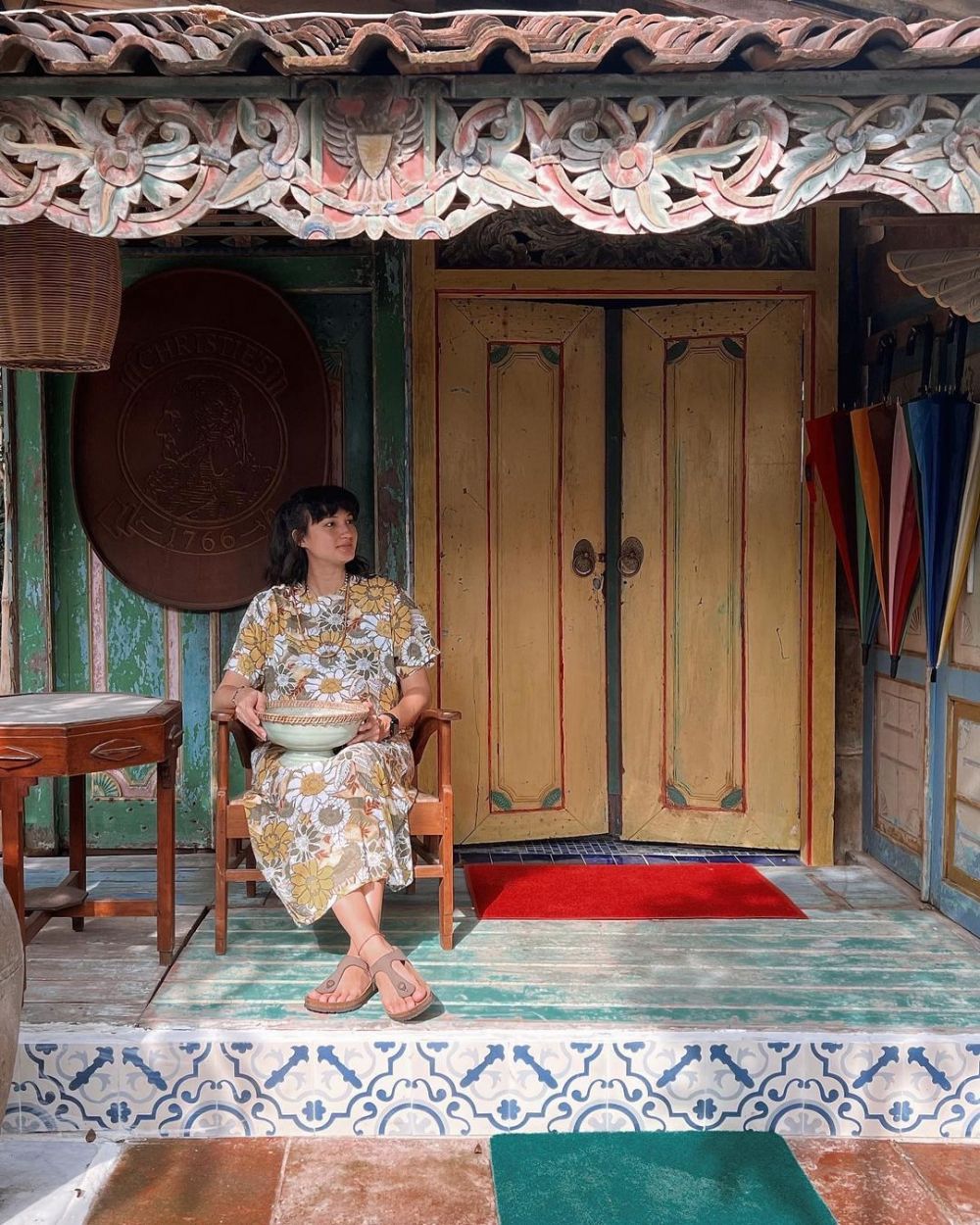 9 Momen bahagia babymoon Nadine Chandrawinata, liburan ke pantai