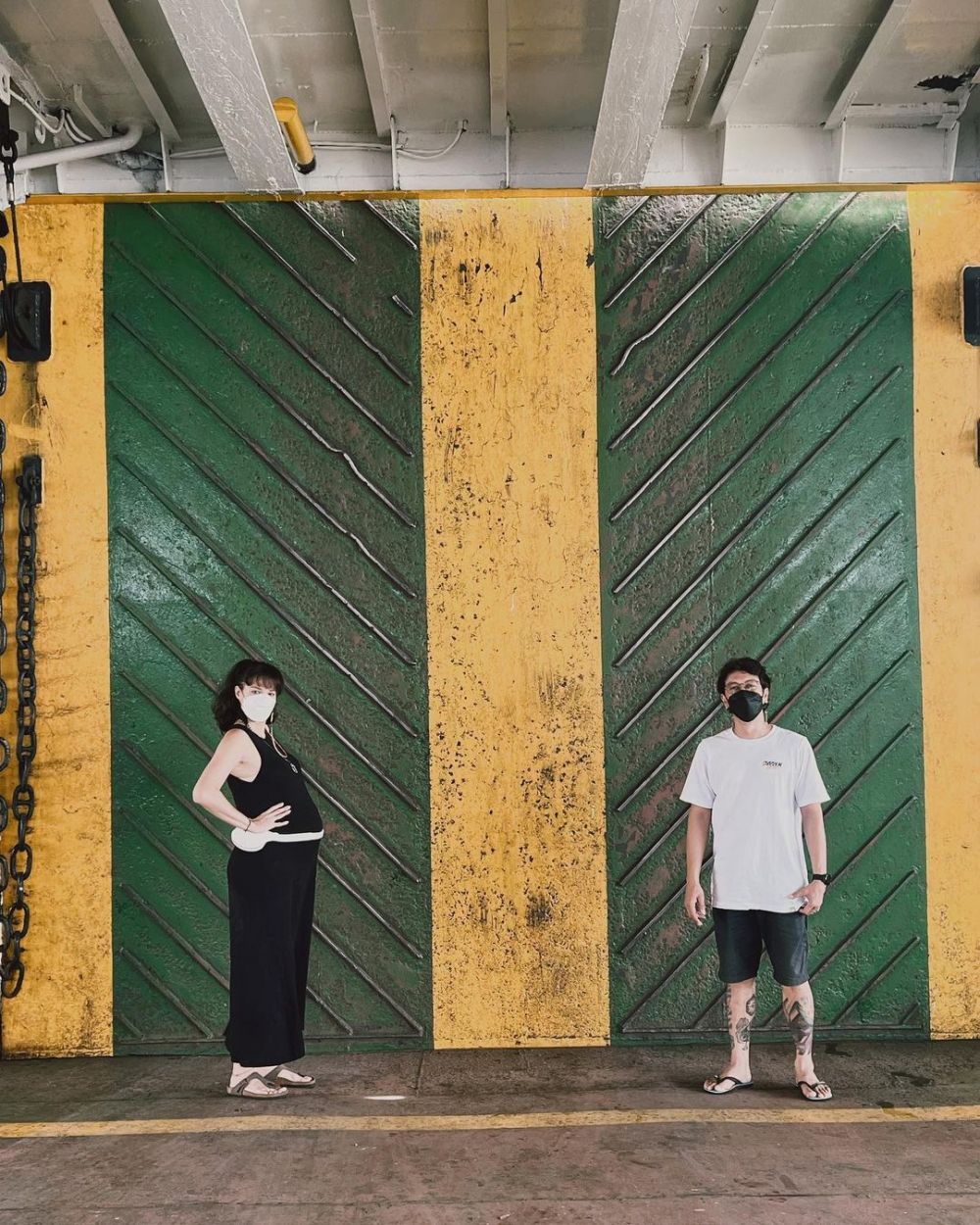 9 Momen bahagia babymoon Nadine Chandrawinata, liburan ke pantai