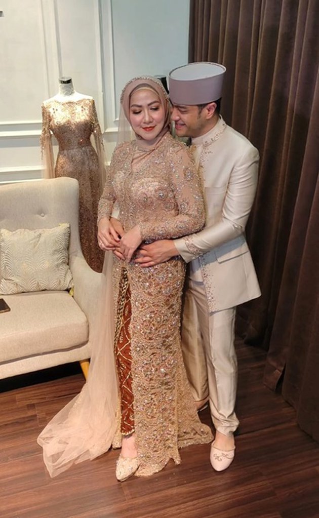 7 Momen Venna Melinda fitting baju akad, gaunnya dipuji sesuai umur