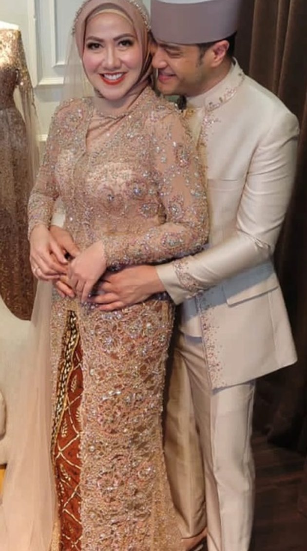 7 Momen Venna Melinda fitting baju akad, gaunnya dipuji sesuai umur