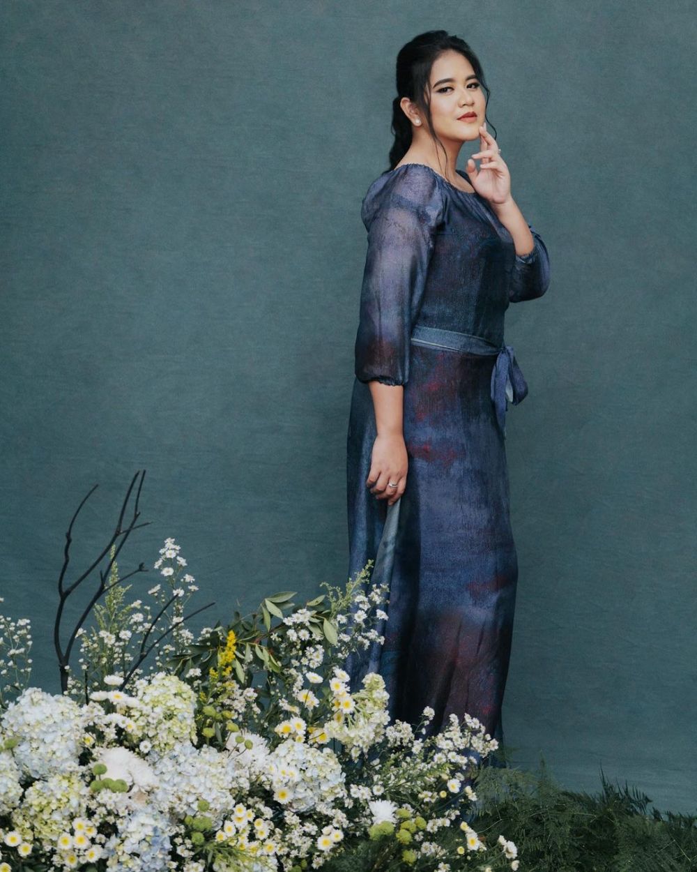 11 Pemotretan Kahiyang Ayu pakai gaun biru, hasilnya bagai lukisan