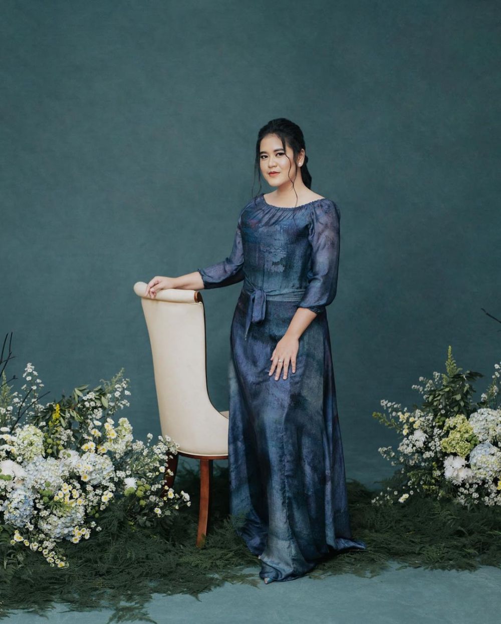 11 Pemotretan Kahiyang Ayu pakai gaun biru, hasilnya bagai lukisan