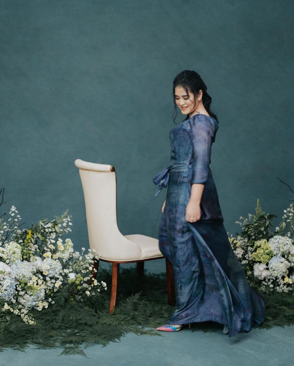 11 Pemotretan Kahiyang Ayu pakai gaun biru, hasilnya bagai lukisan