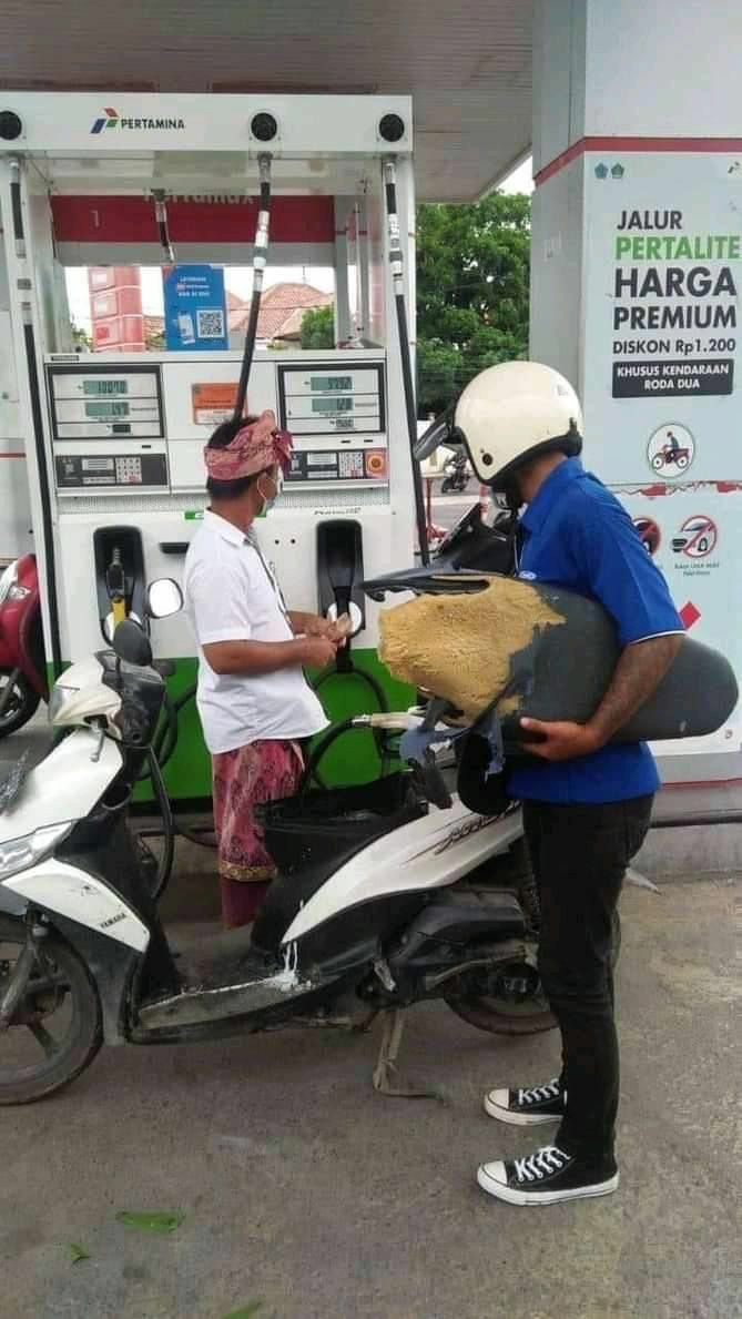 11 Potret lucu orang harus susah payah, alasannya nyeleneh