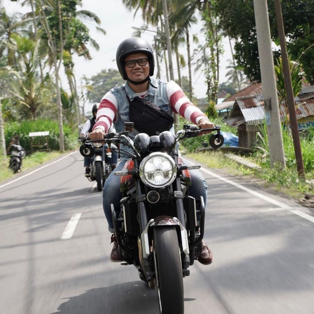 Gaya 12 pelawak Tanah Air saat touring motor gede, gahar banget