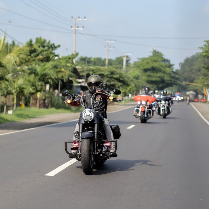 Gaya 12 pelawak Tanah Air saat touring motor gede, gahar banget