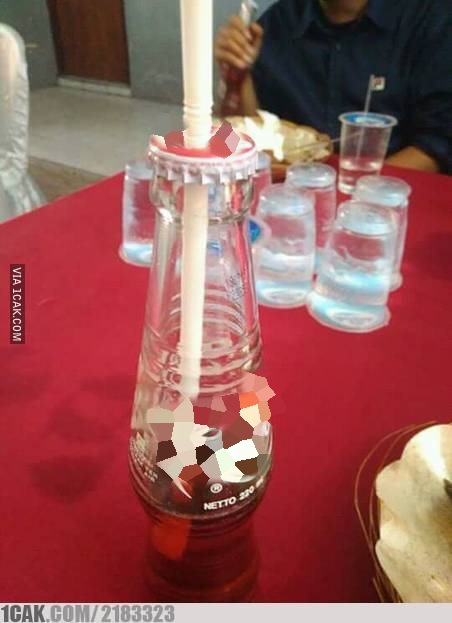 19 Momen lucu nyedot minuman ini bikin kamu nyengir kuda