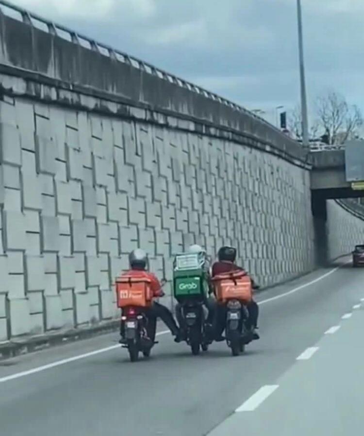 11 Potret lucu bersepeda motor, ada-ada aja momen ngakaknya