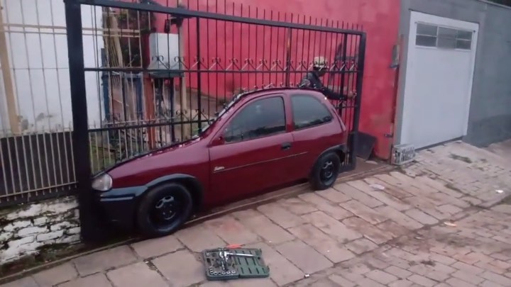 13 Penampakan benda lucu di depan rumah, bikin yang lihat auto kaget