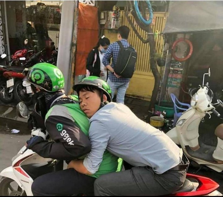 11 Momen lucu orang diboncengin yang tingkahnya aneh-aneh aja