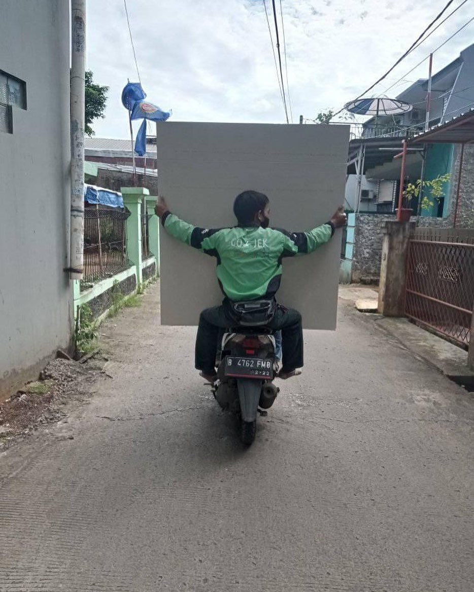 11 Momen lucu orang diboncengin yang tingkahnya aneh-aneh aja