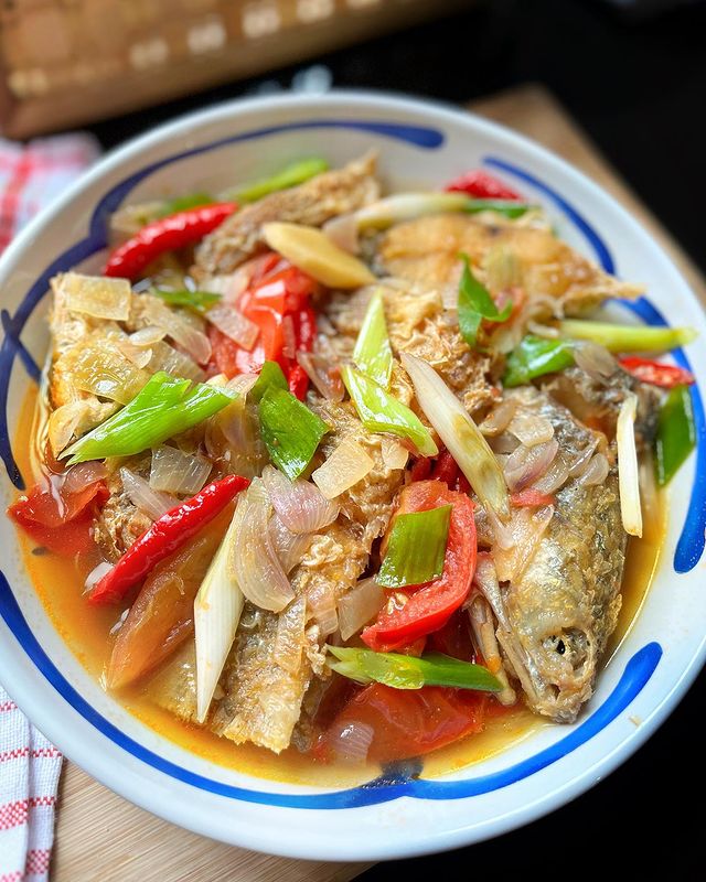 Resep ikan senangin goreng kuah tomat, sedap dan nikmat maksimal