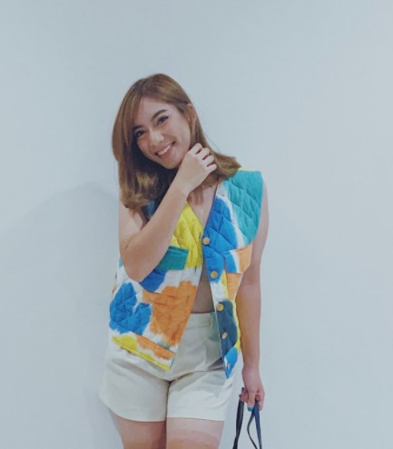 11 Pesona Harly Valen, presenter pertandingan pingpong Desta vs Abdel