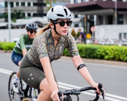 11 Pesona Harly Valen, presenter pertandingan pingpong Desta vs Abdel