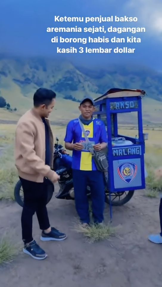 Potret 5 crazy rich makan di warung kaki lima, Delta Hesti curi atensi